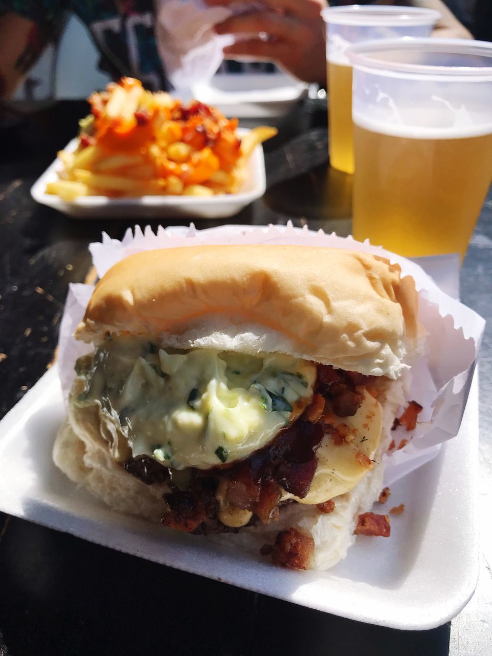 CLOSE-UP OF BURGER IN PLATE