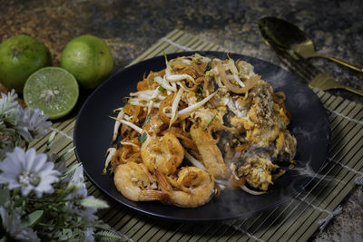 Pad thai is a popular dish for both thais and foreigners.