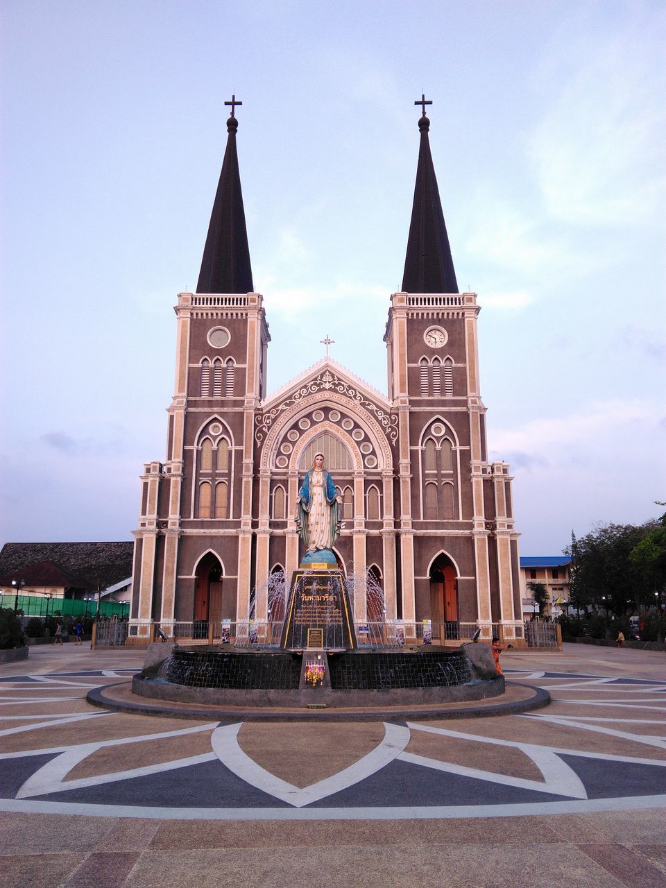 STATUE IN TEMPLE AGAINST SKY