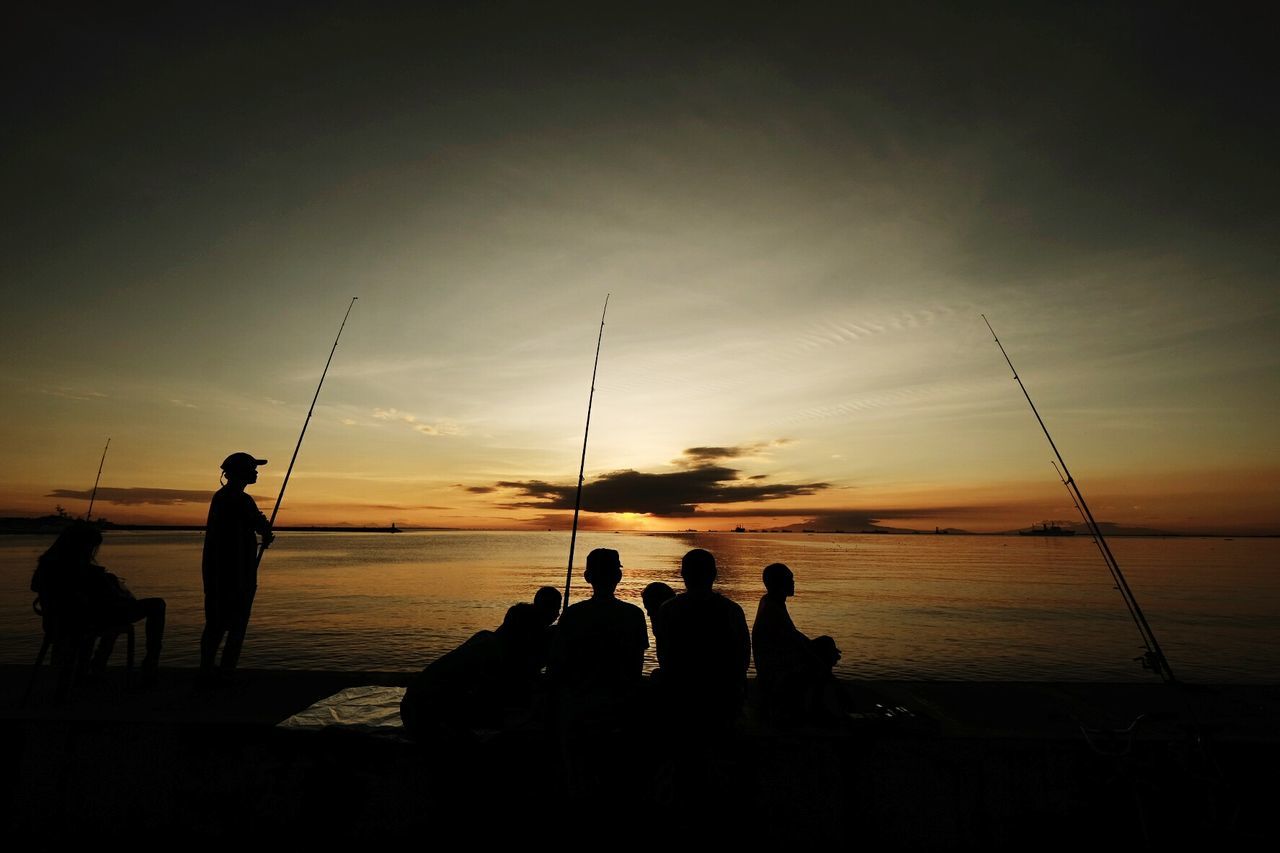 sea, sunset, silhouette, water, sky, horizon over water, men, beach, large group of people, lifestyles, leisure activity, medium group of people, scenics, beauty in nature, person, shore, mixed age range, nature, tranquil scene