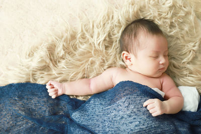 The newborn is sleeping with his mother