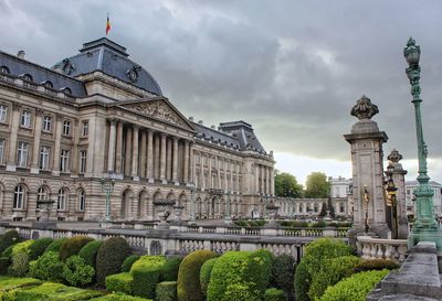 Statue of historical building against cloudy sky