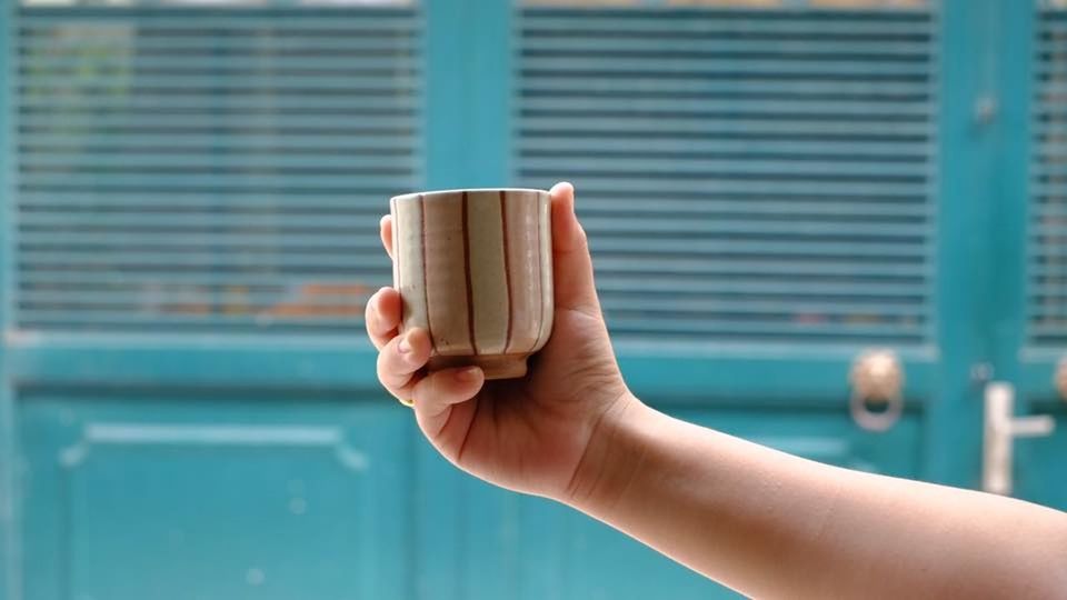 CLOSE-UP OF HUMAN HAND HOLDING BLUE