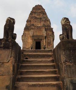 Statue of historic building against sky