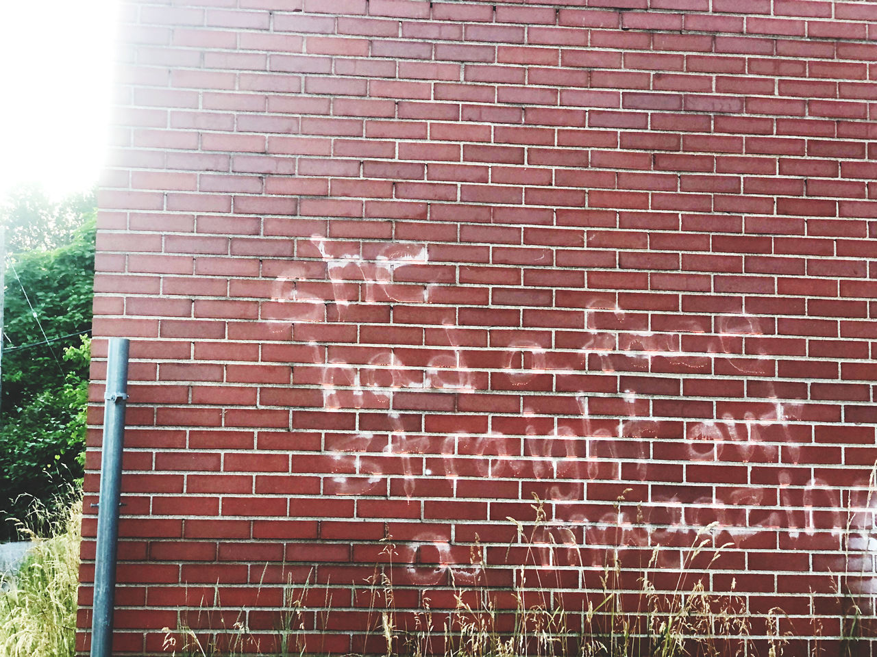 LOW ANGLE VIEW OF BRICK WALL ON BUILDING