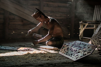 Talawang engraving artist. talawang is tradittional dayak shield