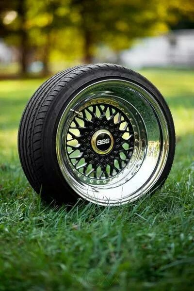 close-up, focus on foreground, grass, selective focus, metal, circle, reflection, metallic, no people, day, wheel, old-fashioned, outdoors, retro styled, part of, single object, field, tire, land vehicle, shiny