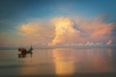 Beautiful views of the sea in the sky when the sun rises in the morning.