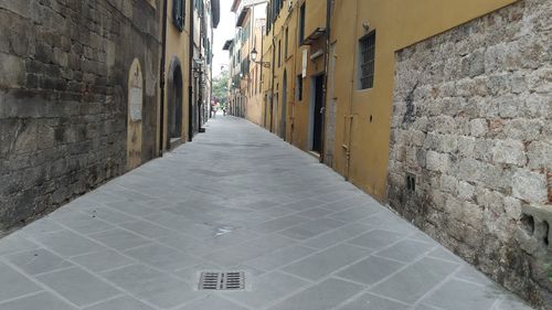 Narrow alley amidst buildings in city