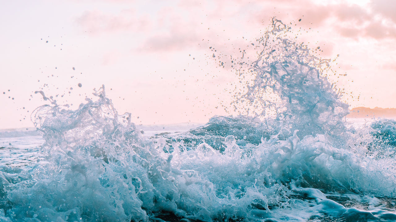 WATER SPLASHING IN SEA