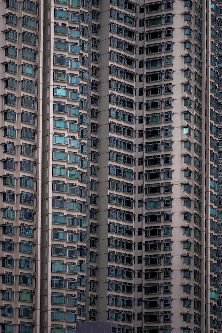 FULL FRAME SHOT OF APARTMENT BUILDING