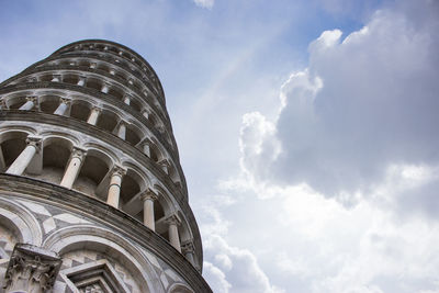 Low angle view of torre di pisa against sky