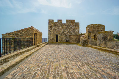 Old ruins of building against sky