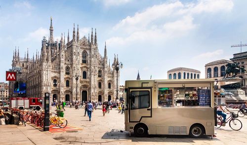 Food truck outside milan cathedral