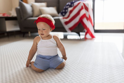 Portrait of young woman sitting on floor