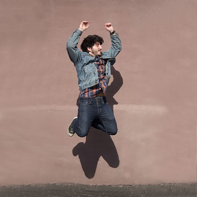 PORTRAIT OF YOUNG WOMAN JUMPING