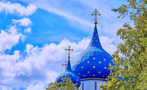 Blue cupola orthodox church in vladimir under blue cloudy sky