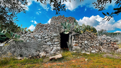 Stone wall against sky