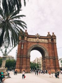 Group of people and monument - arc de triomphe