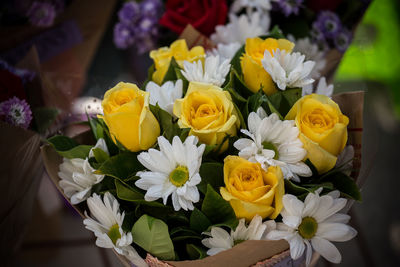 Yellow rose flower bouquet in market.