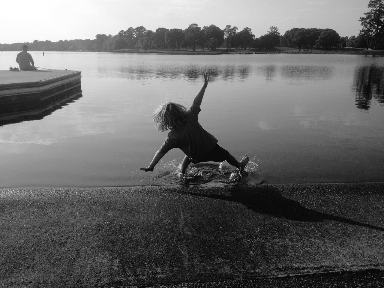 water, animal themes, one animal, bird, animals in the wild, lake, wildlife, tranquility, tranquil scene, nature, sea, reflection, silhouette, sky, beauty in nature, side view, rippled, full length, scenics, outdoors