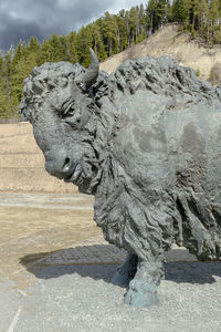 Statue against sky