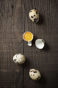 Quail eggs on a wooden table.