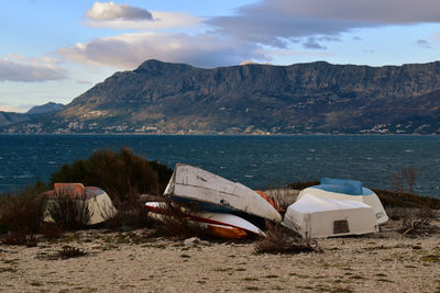 Scenic view of sea against mountain