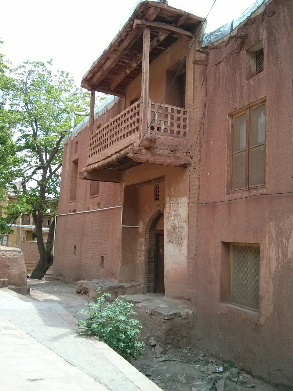 architecture, building exterior, built structure, house, residential structure, residential building, window, old, building, tree, clear sky, day, outdoors, plant, no people, weathered, wall - building feature, abandoned, low angle view, brick wall