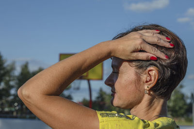 Courage beyond sound, woman with hearing aid dominates the basketball court