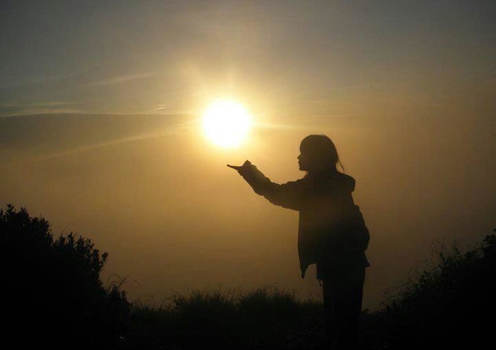 sunset, sun, lifestyles, leisure activity, standing, silhouette, sky, full length, beauty in nature, tranquility, sunlight, tranquil scene, three quarter length, scenics, nature, childhood, sunbeam, orange color