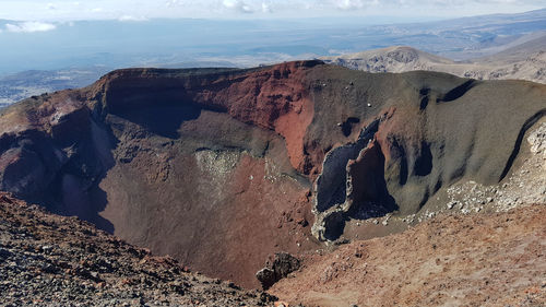 Red crater at the tongariro alpine crossing track. new zealand.