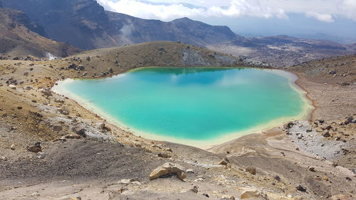 Emerald lake at tongariro alpine crossing track. new zealand.