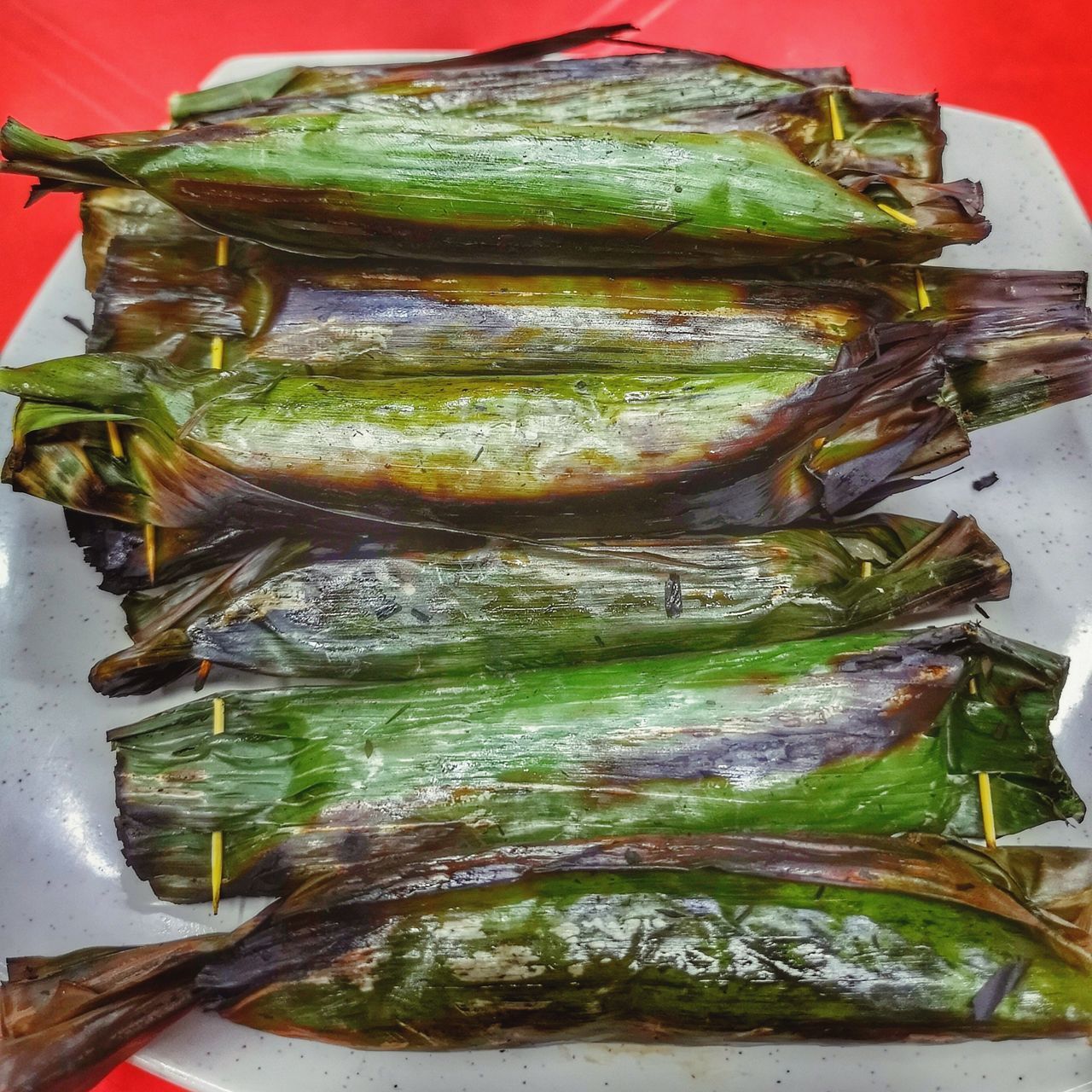 HIGH ANGLE VIEW OF FISH ON PLATE