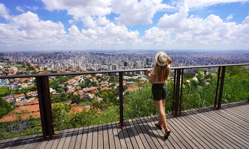Traveler girl enjoying cityscape of the metropolitan area of belo horizonte, minas gerais, brazil.