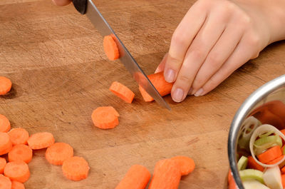 Midsection of man preparing food on cutting board