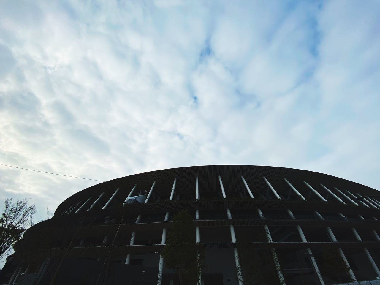 LOW ANGLE VIEW OF GLASS BUILDING AGAINST SKY