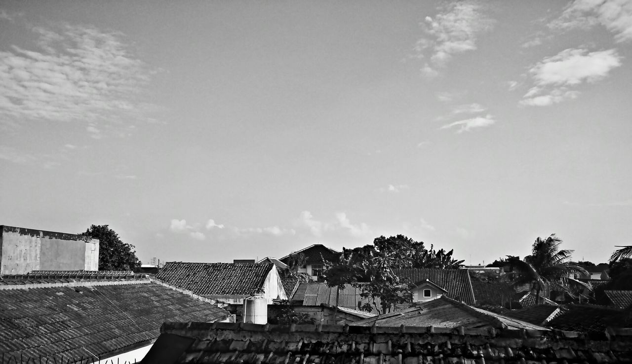 building exterior, architecture, built structure, sky, roof, house, cloud - sky, residential structure, residential building, low angle view, cloud, day, sunlight, outdoors, town, high section, building, cloudy, city, no people