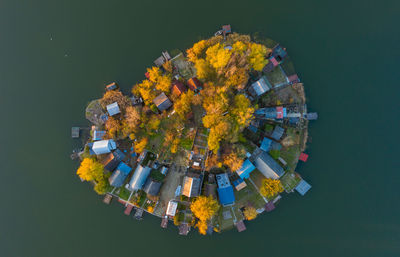 Aerial top down shot of tiny island at lake kavicsos, szigetszentmiklós, hungary