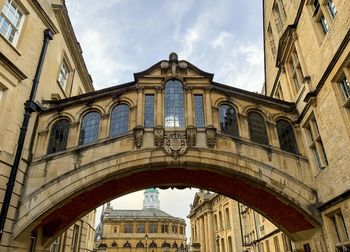 Oxford. hertford bridge known as the bridge of sighs is skyway joining two parts of hertford college