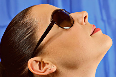 Close-up portrait of woman with sunglasses