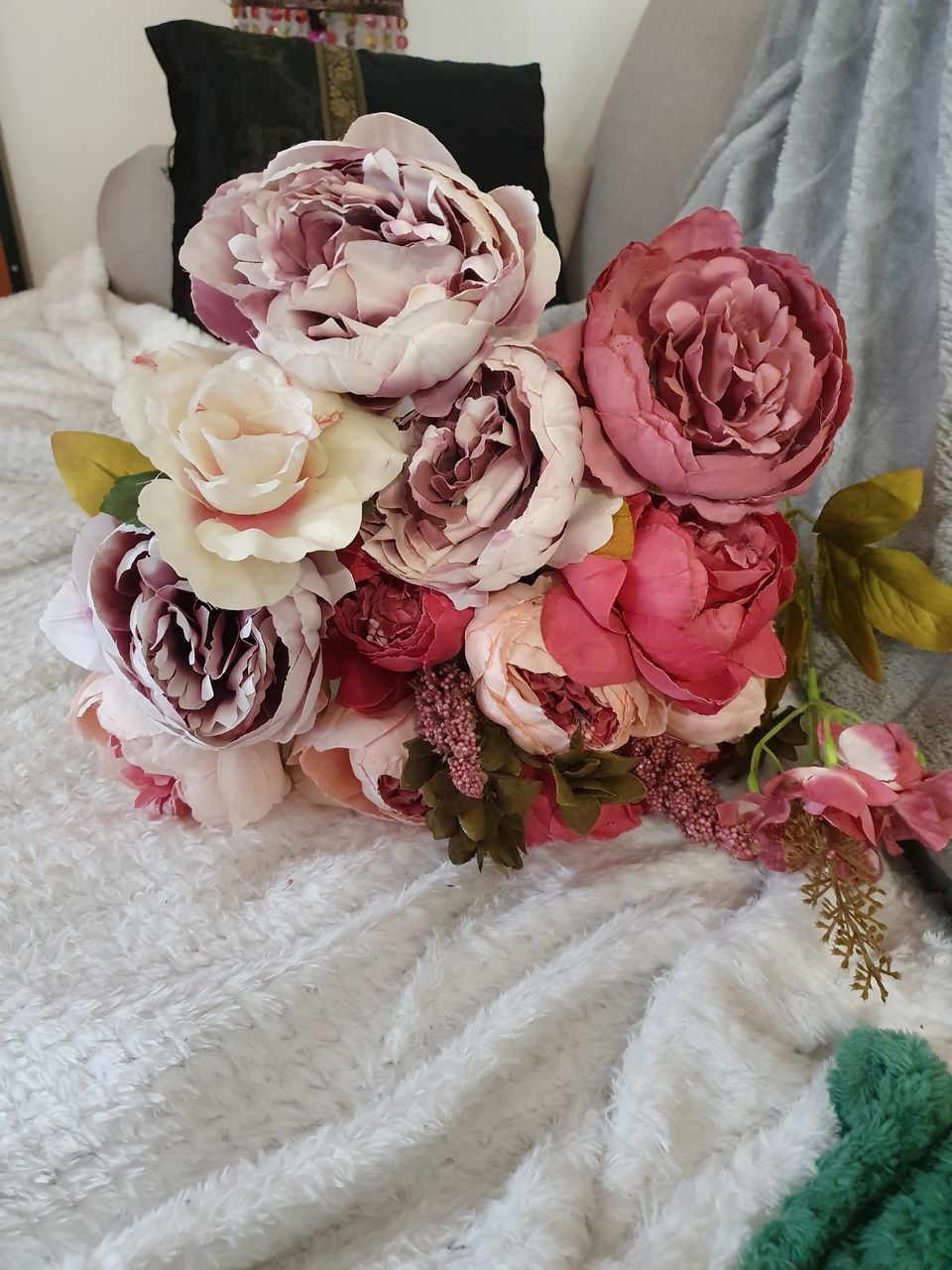 HIGH ANGLE VIEW OF ROSE BOUQUET ON PINK ROSES