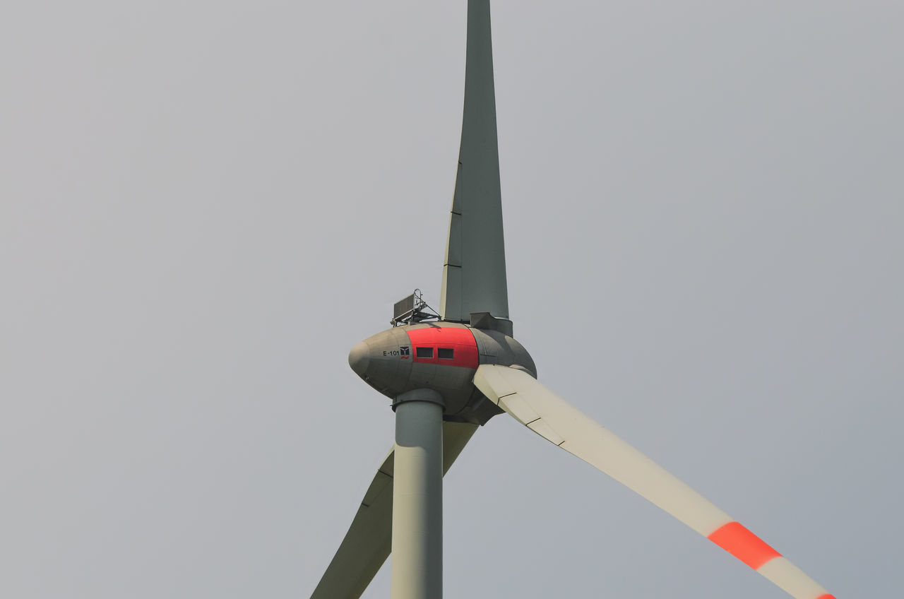 LOW ANGLE VIEW OF COMMUNICATIONS TOWER AGAINST CLEAR SKY