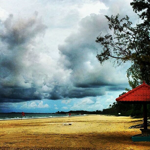 sky, cloud - sky, cloudy, beach, tranquil scene, scenics, weather, tranquility, beauty in nature, building exterior, tree, cloud, built structure, overcast, sea, water, nature, house, storm cloud, architecture