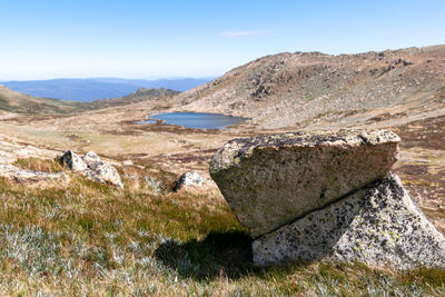 Lake cootapatamba near the summit of mount kosciuszko, snowy mountains, new south wales, australia