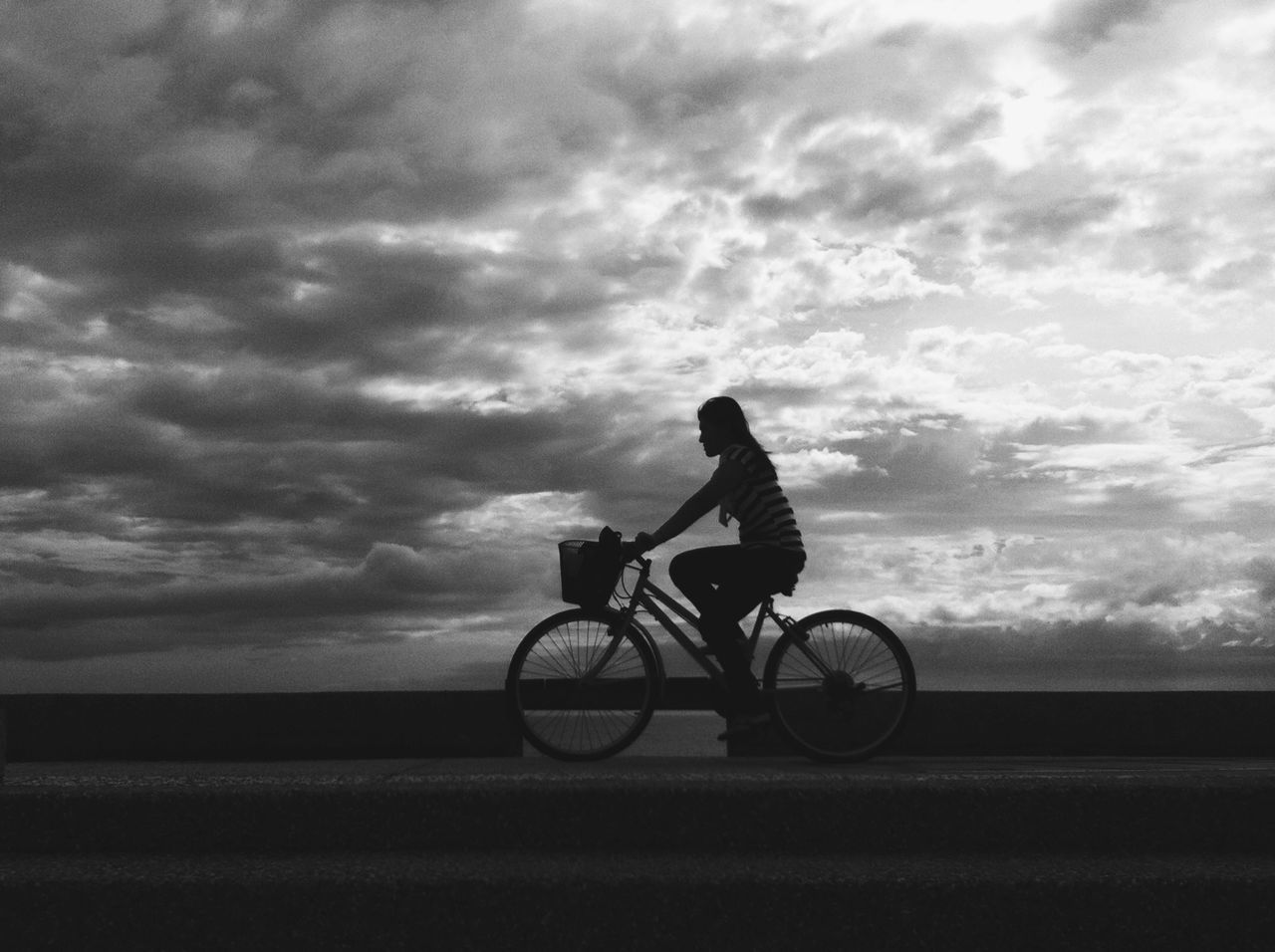 transportation, bicycle, land vehicle, mode of transport, sky, cloud - sky, riding, cycling, stationary, cloudy, men, cloud, road, parked, lifestyles, parking, side view, leisure activity