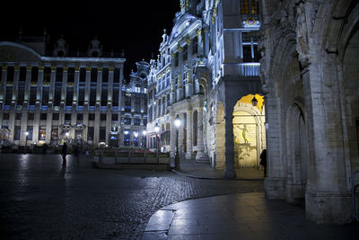 Street and historical grand place in bruxelles / brussels at night