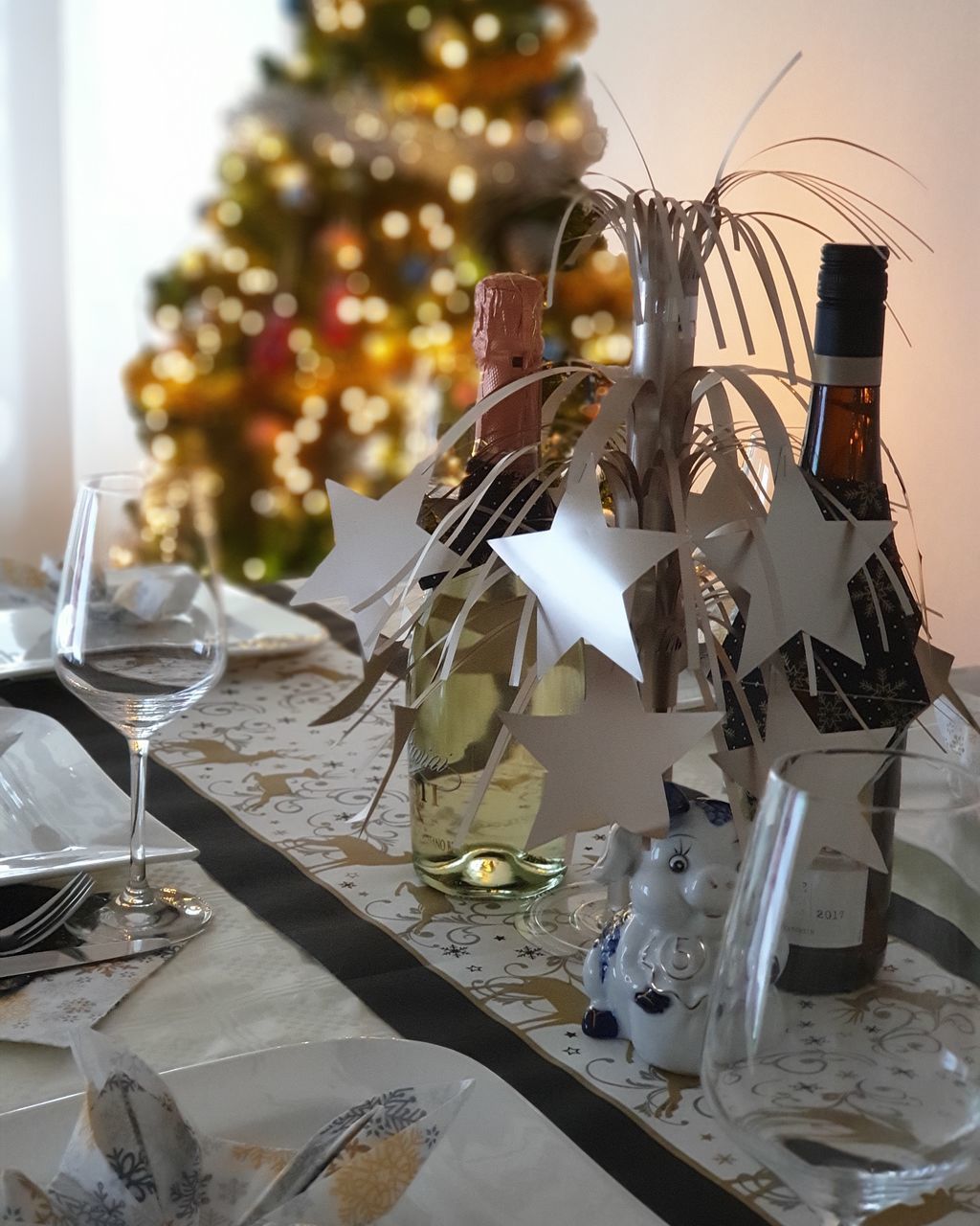 CHRISTMAS TREE ON TABLE IN CAFE