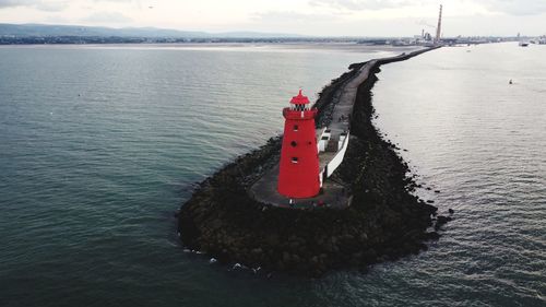 Red lighthouse line 