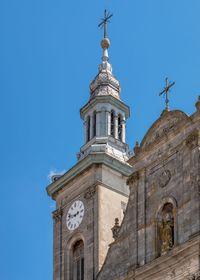 Dormition of the theotokos kosciol in zolochiv, lviv region of ukraine, on a sunny summer day